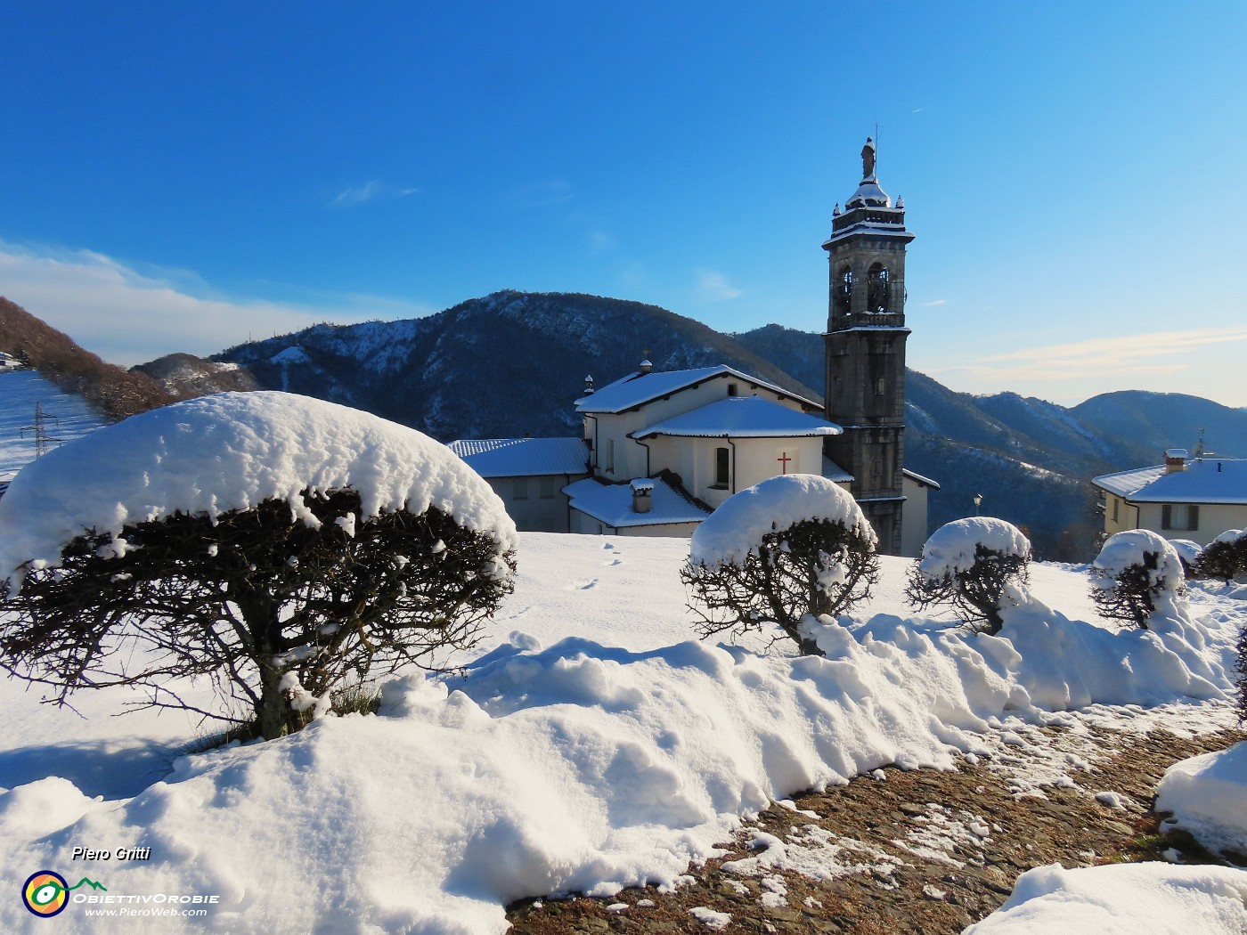 23 La neve adorna il vialetto alla Chiesa di MIragolo S. Marco.JPG